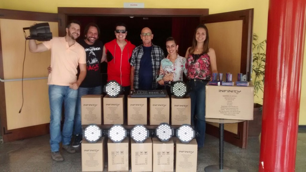 COM O MUNICÍPIO QUEBRADO banda Lex Luthor doa equipamentos para Teatro Gravatá WhatsApp Image 2017-10-31 at 15.36.30