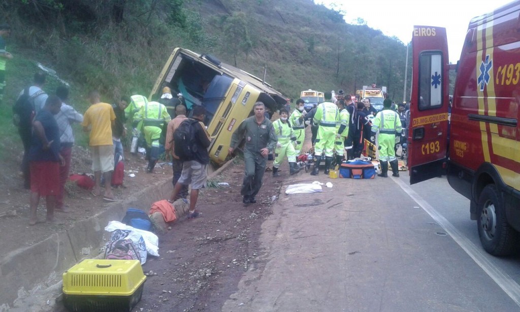 VEJA IMAGENS: Acidente com ônibus na descida da Serra de Igarapé deixa ao menos 7 mortos, entre eles uma criança, e 12 feridos capa 2