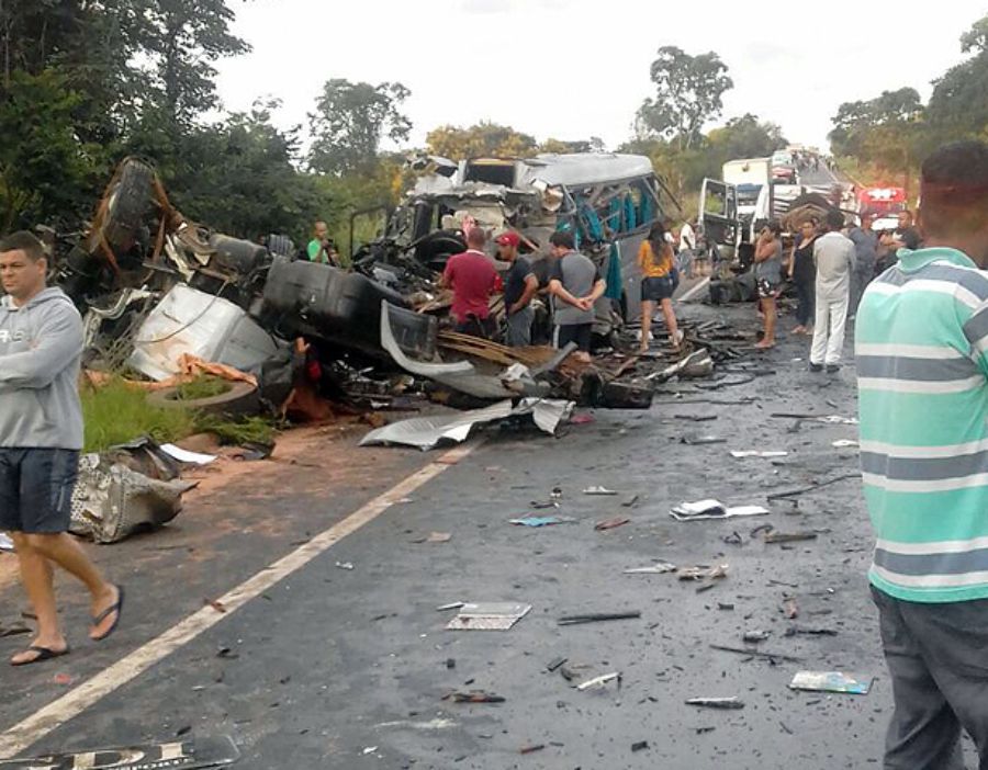 BR-251 é liberada 14h após acidente que deixou oito mortos no Norte de Minas