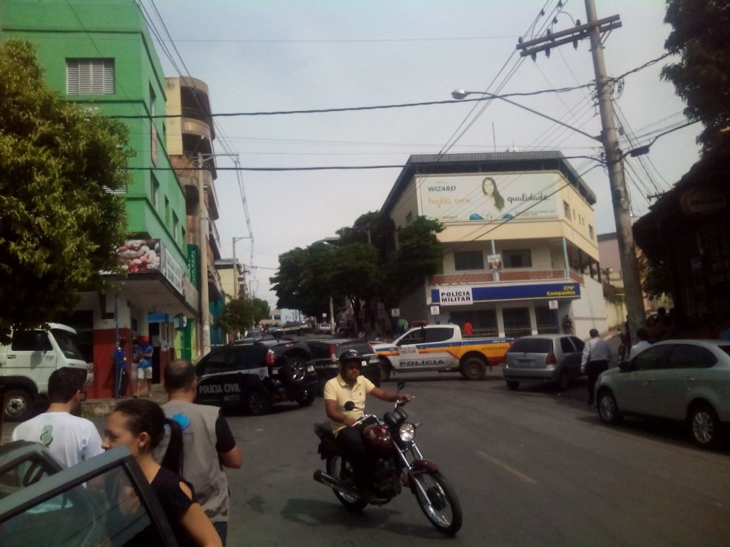 Bandidos fazem gerente de agência bancária de Nova Serrana refém, como homem bomba b36db62b-e34b-4a28-bd63-eb5b75b781ee