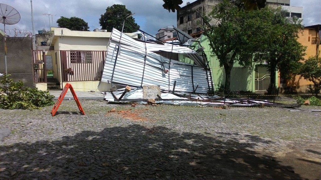 DIVINÓPOLIS: Chuva e vento derrubam telhado do Judô Clube deixando idosa ferida Telhado escola Judo