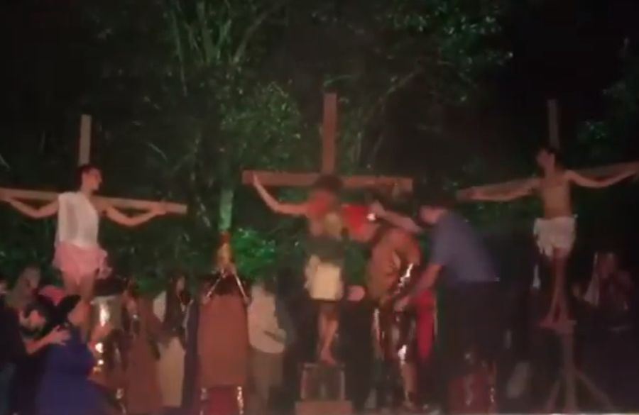 INUSITADO: Para salvar Jesus em “Paixão de Cristo”, homem invade palco e bate em soldado; rede social diz que “Páscoa está cancelada” homem bate soldado