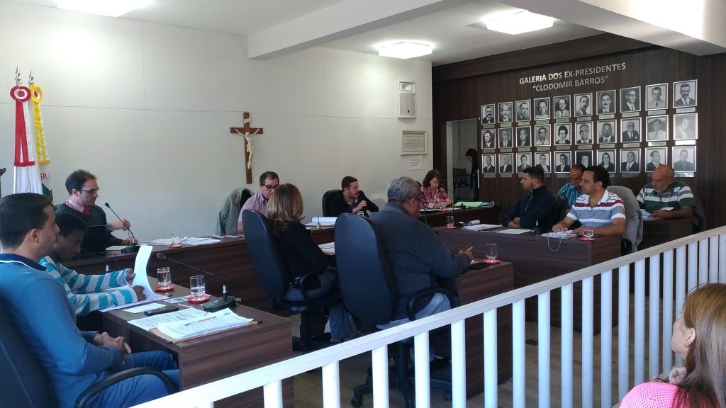 Por “manobra” da vereadora irmã do Prefeito de Claudio, análise de projeto que cria 26 novos cargos no Executivo, é adiada capa