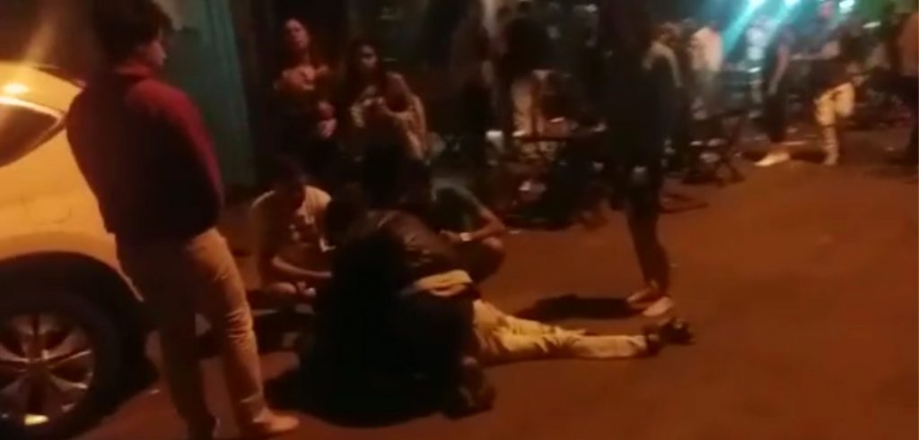 TRAGÉDIA ANUNCIADA: em acidente carro arremessa moto contra clientes do Brother´s Beer Espetaria, no Bairro Esplanada, em Divinópolis acidente 2