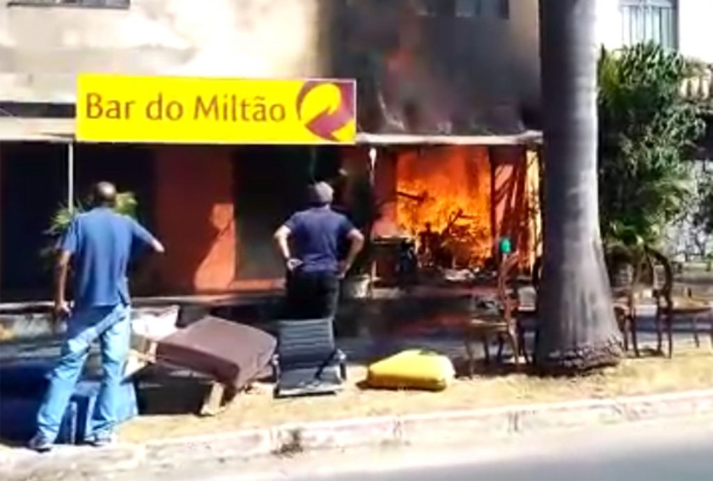 DIVINÓPOLIS: Incêndio “lambe” loja na Avenida Divino Espírito Santos; Bar do Miltão quase é atingido incendio