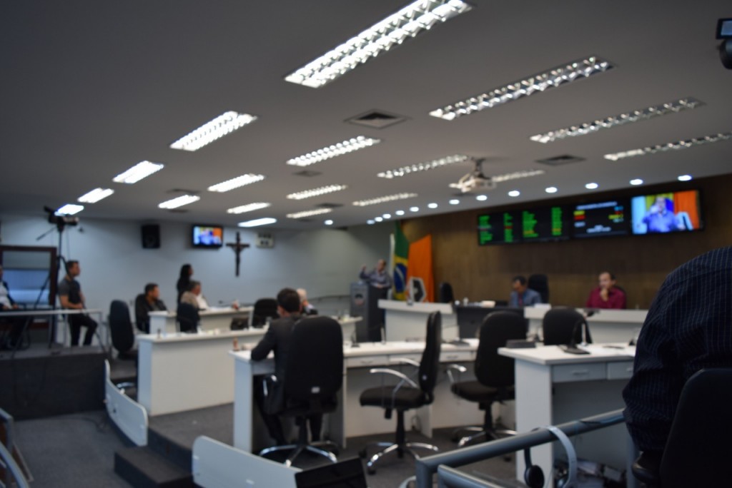 Câmara de Divinópolis aprova 3 Projetos de Lei,entre eles um que obriga a retirada de fios em desuso pendurados entre postes; e o da Boate Zuai WhatsApp Image 2018-08-09 at 20.58.31