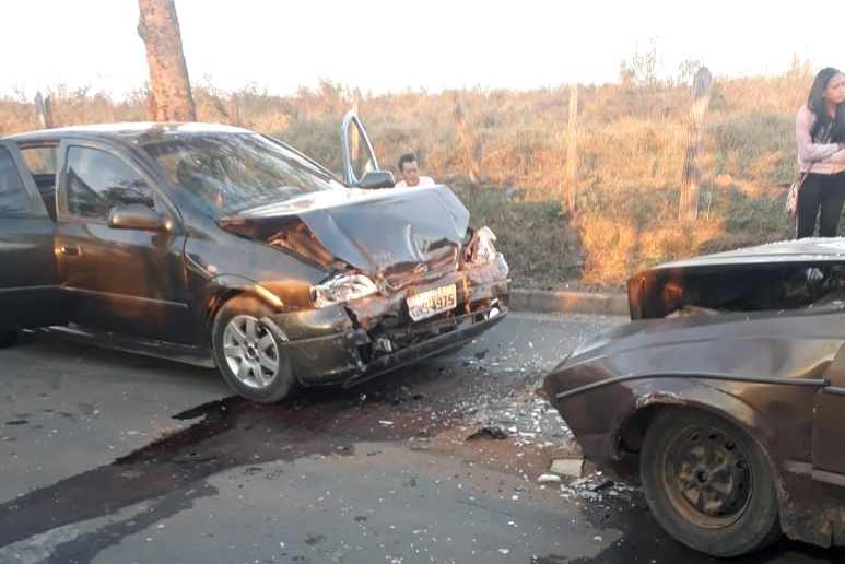 Veículos colidem frontalmente em zona rural de Divinópolis deixando vários feridos batida frontal