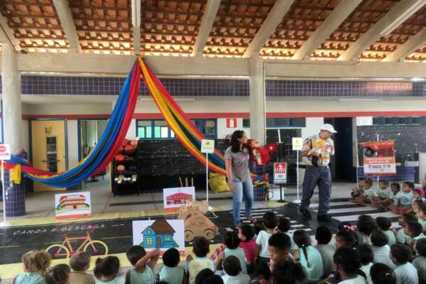 Agentes de trânsito de Divinópolis orientam alunos da educação infantil Divinews - settrans - orientação