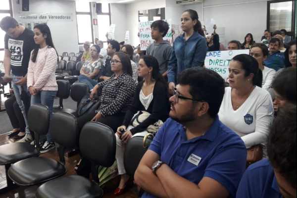 Tensão na Câmara de Divinópolis com as presenças de pais, alunos e professores mães na camara