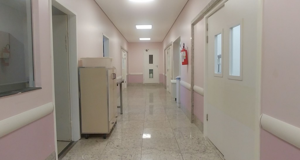 CSSJD inaugura reforma do bloco cirúrgico com apoio da Associação dos Amigos do Hospital São João de Deus Corredor reformado do Bloco Cirúrgico