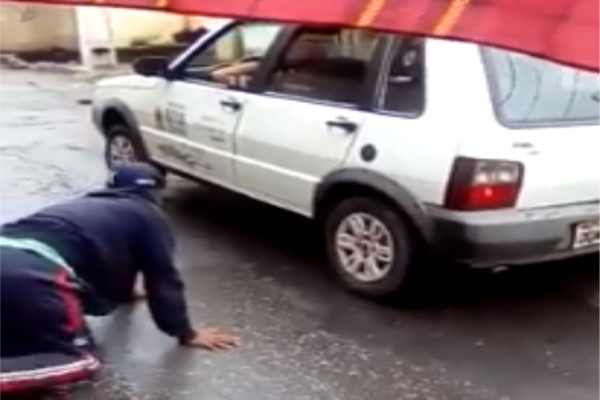 VIRALIZOU: Homem rasteja para entrar em carro da Prefeitura de Nova Serrana (veja vídeo) Homem rastejando