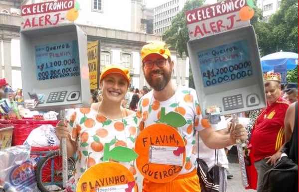 Protestos anti-Bolsonaro e cor laranja dão o tom das fantasias no Boi Tolo, no Rio; brasil vai de república das bananas à república das laranjas