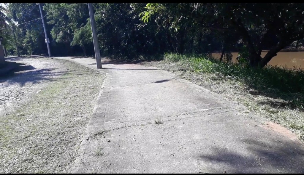 Prefeitura de Divinópolis atende pedido do vereador Adair Otaviano, e limpa e capina Bairro Porto Velho 72a4c08b-8fef-4e10-b8ae-3286626997ac