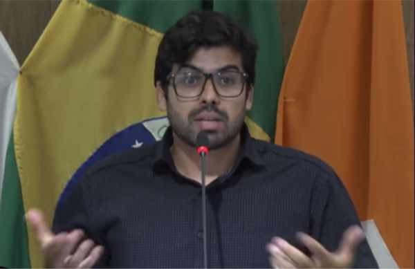 Vereador Matheus Costa diz que tapar buracos não resolve mais para Divinópolis, é preciso recapear; questiona qualidade do asfalto Matheus Costa 2