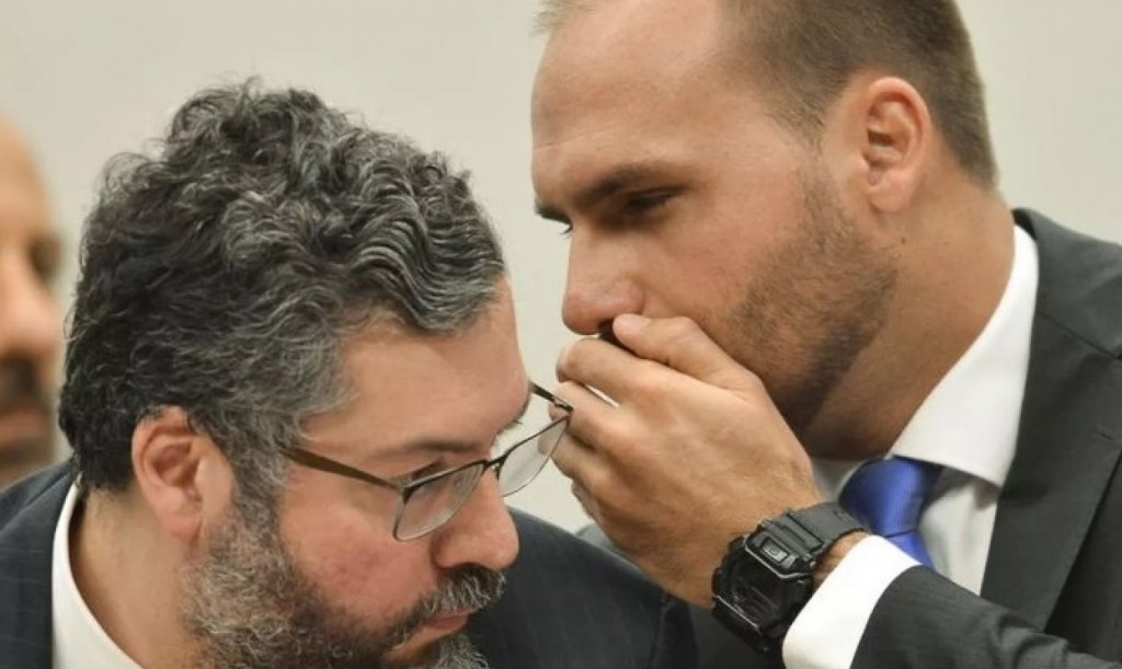 Filho de Bolsonaro, Eduardo, se diz apto para embaixada dos EUA; fez intercâmbio e já fritou hambúrguer no frio do Maine Filho de Bolsonaro embaixador