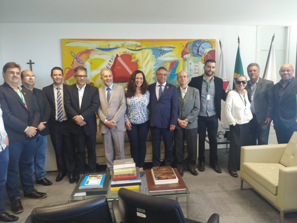 Deputado Irineu articula ações turísticas para Divinópolis e Região; Acesso viário à Cruz de Todos os Povos e “Trem Turístico” interligando cidades Reunião - Turismo