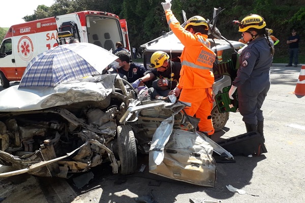Acidente entre caminhão e carro que estava na contramão deixa uma pessoa morta em São Sebastião do Oeste. Desastre