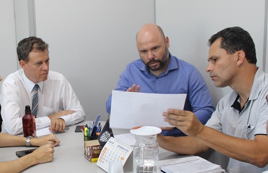 DIVINÓPOLIS: Sintran reclama de tratamento diferenciado que é dado para os servidores públicos municipais com formação superior SINTRA - TRATAMENTO DIFERENCIADO SERVIDORES