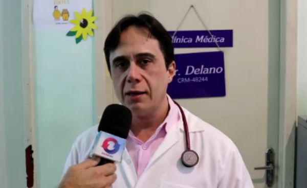 Vereador de Divinópolis antes de começar atendimento clínico de pacientes do SUS, leva para eles através da bíblia palavra de fé e esperança