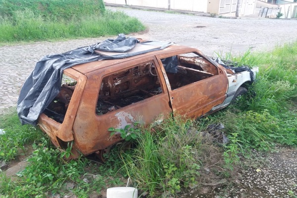 Secretaria de Trânsito de Divinópolis retira veículos abandonados das vias públicas da cidade carro abandonado 2
