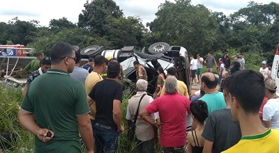 Carreta tomba na MG-260 e mata pai e filho de cinco anos acidente 2