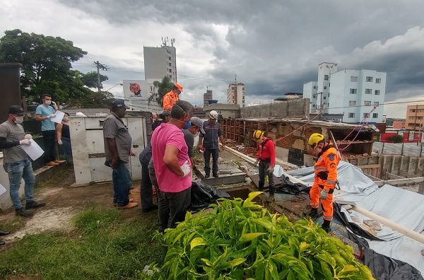 Corpo de Bombeiros de Divinópolis inicia exumação dos restos mortais dos túmulos que caíram em virtude da queda do muro da construção dos Martins cemiterio 2a