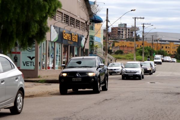 Empresários e profissionais liberais em Divinópolis ignoram COVID-19 realizam carreata por liberação da atividade econômica na cidade