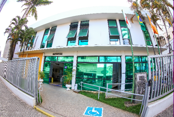 Câmara de Divinópolis convoca reunião extraordinária para votar modificações ao orçamento; e suplementar verba para saúde Fachada da Câmara de Divinópolis