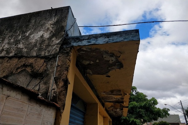 Divinópolis: Marquise e muro em estado de deterioração podem cair sobre transeuntes marquise 2