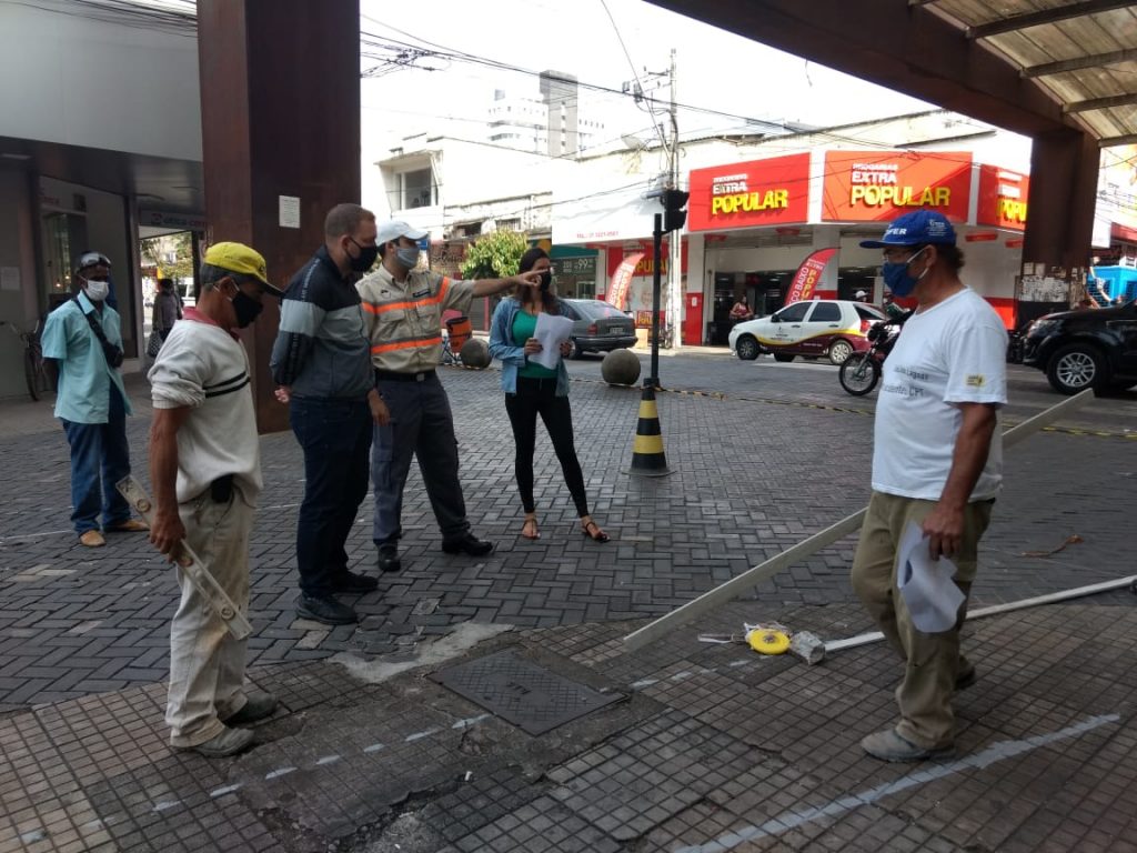 Após remover camelôs da Rua São Paulo, que ainda estão sem trabalhar, Prefeitura inicia obras de reabertura da via pública WhatsApp Image 2020-05-13 at 18.53.40
