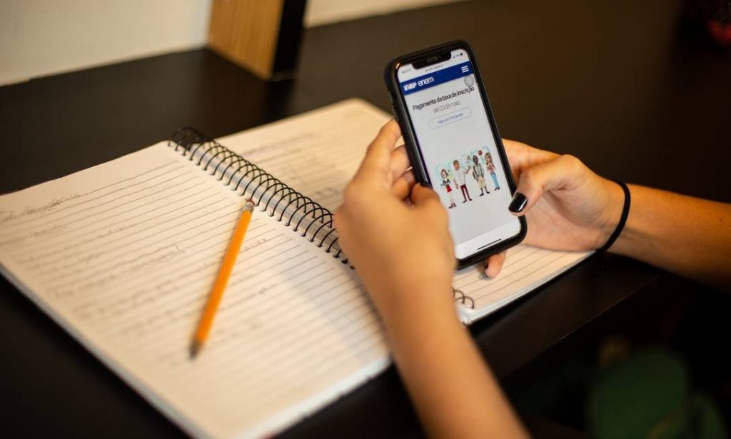 Secretaria de Educação de Divinópolis garante aulas através de WhatsApp, televisão e plataformas digitais para alunos da rede municipal Foto: Brenno Carvalho/Agência O Globo