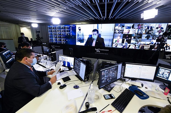 Senado aprova projeto de combate a Fake News; contas falsas e uso de robôs