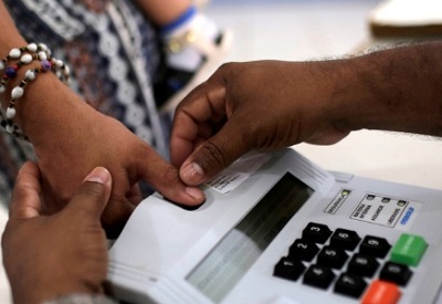 Eleitora vota com auxílio de biometria em São Sebastião do Cuieiras (AM) em 2018; pleito de 2020 não terá o uso das digitaisImagem: Bruno Kelly/Reuters