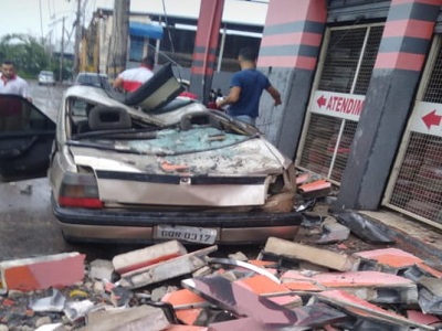 DEFESA CIVIL de Divinópolis Emite Nota sobre danos da tempestade no final da tarde desta última sexta-feira (09), foram quase 20 atendimentos CARRO AMASSADO 4