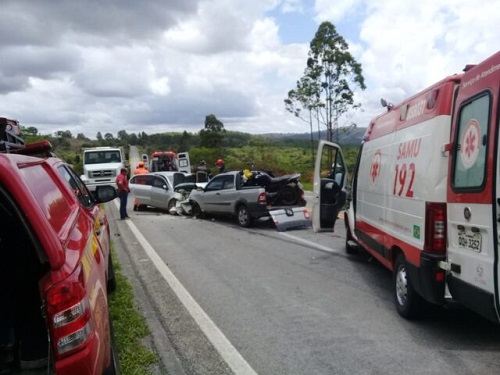 Veículos colidem frontalmente na MG-050; feridos são enviados para Hospital São João de Deus acidente mg 050