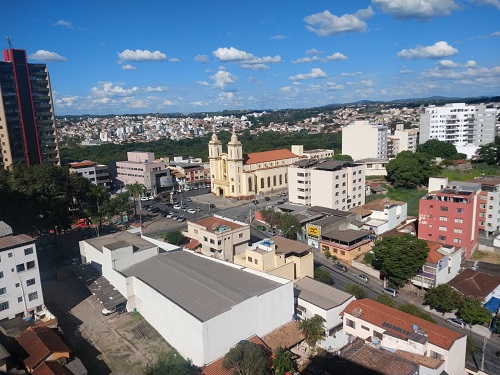 Divinópolis na ONDA AMARELA proíbe realização de eventos com mais de 30 pessoas; e pode suspender vendas de bebidas alcoólicas panoramica de Divinopolis