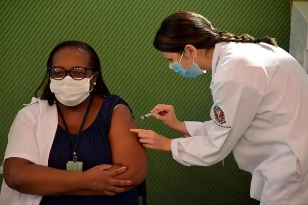 Após aprovação da Anvisa, enfermeira de 54 anos é a primeira pessoa vacinada contra convid-19 no Brasil primeira mulher vacinada 2
