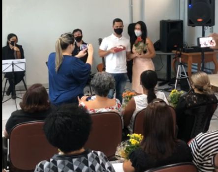 Prefeito de Divinópolis homenageia servidoras pelo Dia Internacional da Mulher, entre elas, sua esposa, a primeira-dama, como ‘Mulher Destaque’ (vídeo)