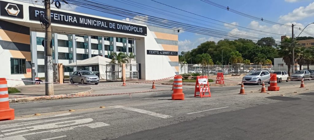 Nota Explicativa da Prefeitura de Divinópolis prevê alterações em normas e horários do comércio vacinação-drive-thru-prefeitura-divinopolis (8)