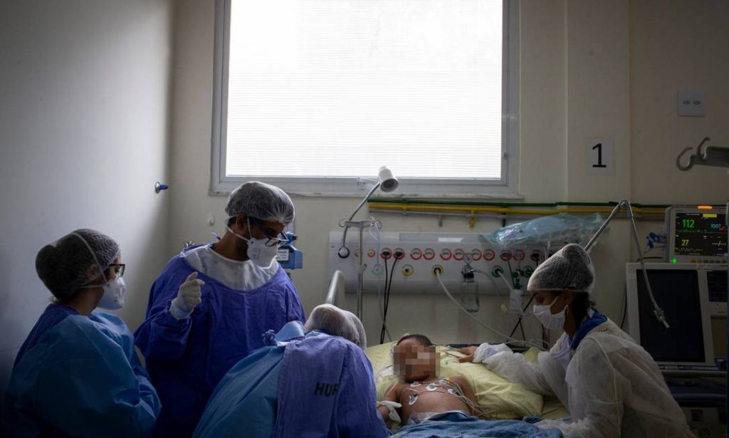 Divinópolis registra mais 2 óbitos e 10 crianças seguem internadas com Covid Médicos atendem Noah, de 6 anos, em UTI Infantil especializada no combate à Covid-19, localizada no Hospital Universitário Pedro Ernesto, na cidade do Rio Foto: Márcia Foletto