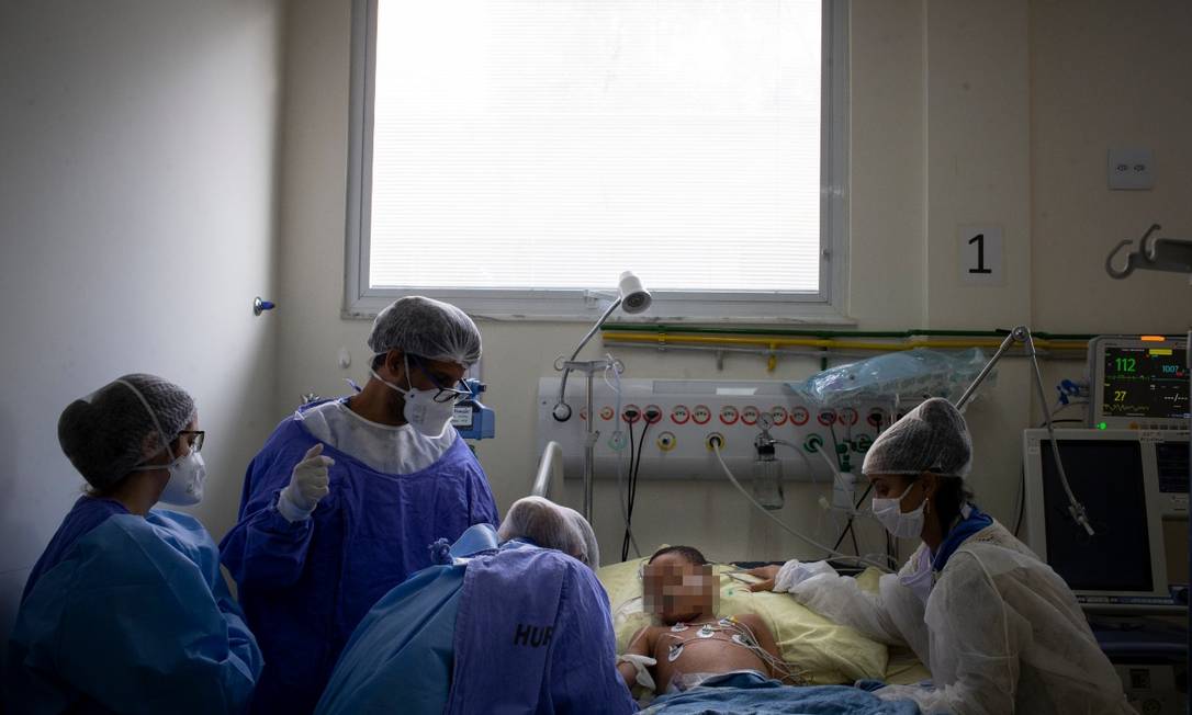 Médicos atendem Noah, de 6 anos, em UTI Infantil especializada no combate à Covid-19, localizada no Hospital Universitário Pedro Ernesto, na cidade do Rio Foto: Márcia Foletto
