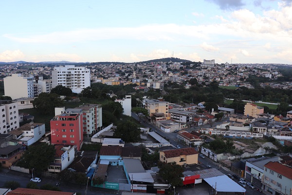 Mesmo com mais cinco óbitos nesta terça-feira (27), média de mortes diárias por Covid em Divinópolis reduz, mas ainda é elevada Divinopolis-covid