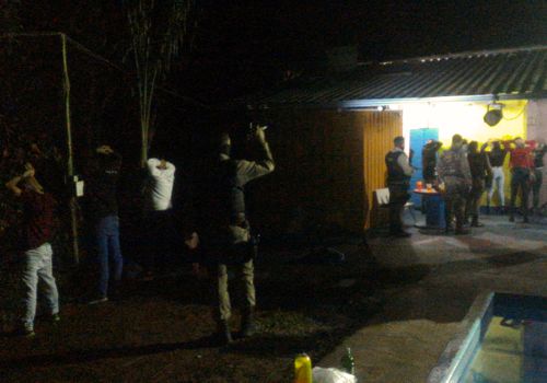 Polícia Militar e Fiscais da Prefeitura de Divinópolis encerram festa clandestina na Comunidade Rural do Cacôco do Meio Festa - capa
