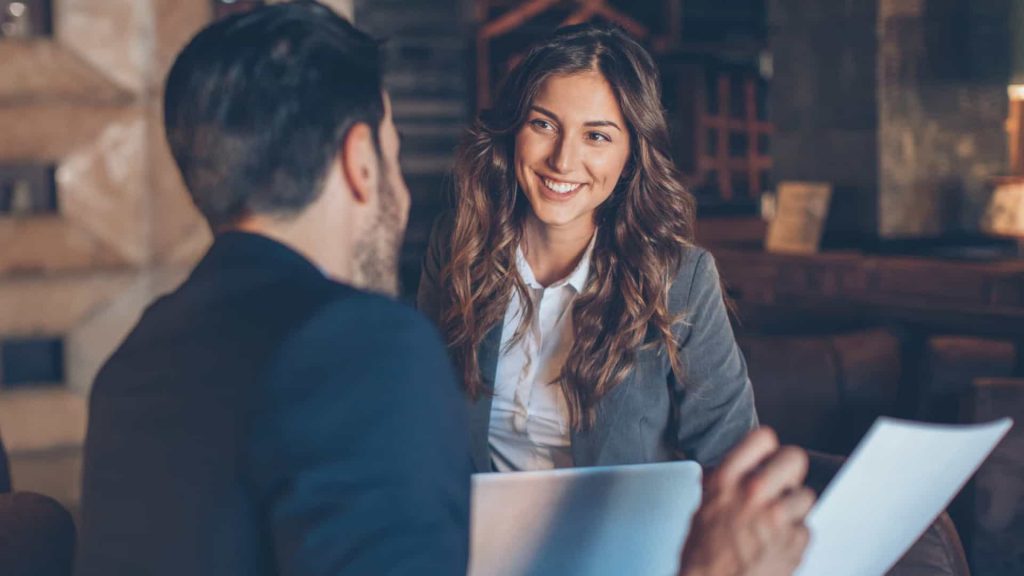 COMPORTAMENTO: Por que as pessoas se apaixonam tanto por colegas de trabalho? apaixonado
