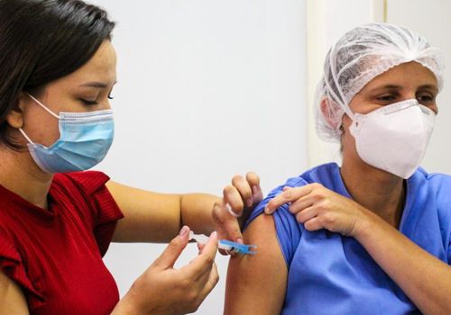 NÃO DÁ PARA ENTENDER NADA MAS VAMOS INFORMAR, NÉ JANETE! Novo grupo de trabalhadores da saúde será vacinado no sábado (12)