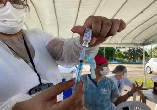Divinópolis imuniza nesta Segunda-feira (21) pessoas que deixaram de tomar a segunda dose das vacinas AstraZeneca e CoronaVac (veja horários) Vacinação divinopolis 2