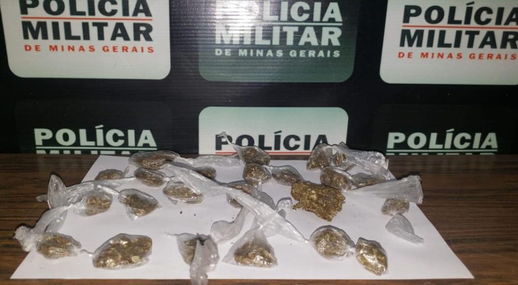 Pompéu – PM apreende 24 buchas de maconha com menor infrator 8