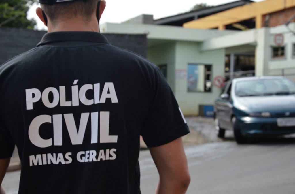 Dupla é presa por crime de estelionato após se fazerem de despachantes e cobrar propina para liberação de veículos WhatsApp Image 2021-07-14 at 10.06.23 AM