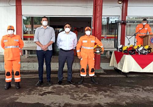 Domingos entrega capacetes especiais para Corpo de Bombeiros de Divinópolis Domingos Bombeiros