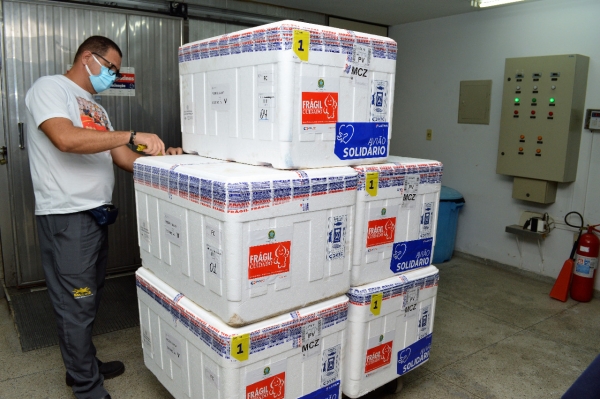 Minas recebe nesta quarta-feira (27) mais 463 mil doses de vacinas da Astrazeneca e Pfizer fae73ae8d6d8bed1593d2ed950e21437_L